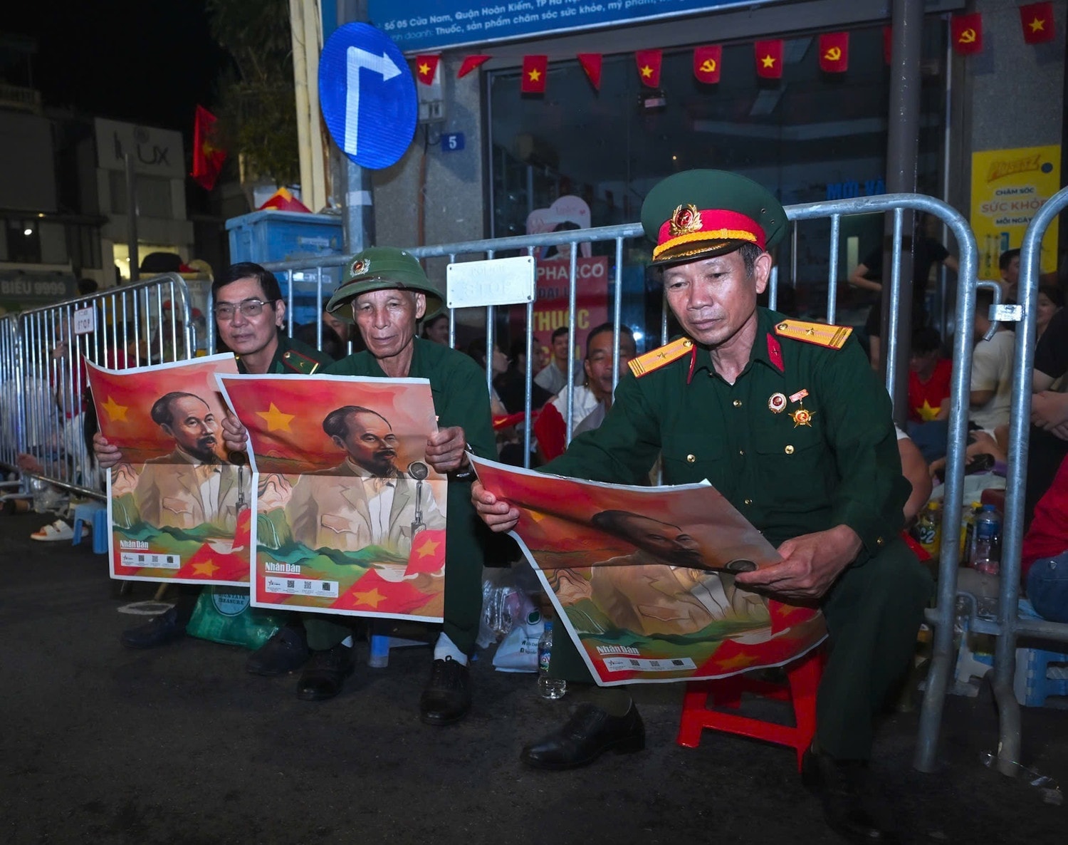 Các cựu chiến binh trên phố Nguyễn Thái Học bên phụ san Báo Nhân Dân. cuu-chien-binh-voi-phu-san-bao-nhan-dan.jpg