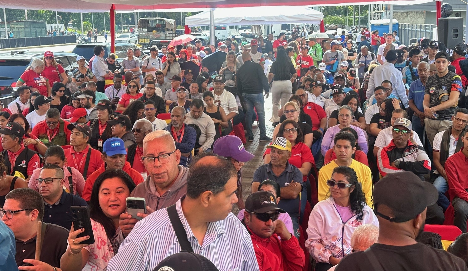 quan-chung-nhan-dan-caracas-tai-le-ky-niem.jpg