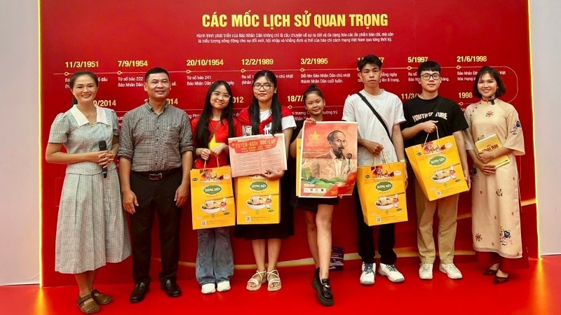 Các bạn trẻ tham gia thử thách mini game phấn khởi khi được nhận phụ san đặc biệt 2/9 và quà từ Ban tổ chức. (Ảnh: HỒNG DUYÊN) mini-game-2202.jpg