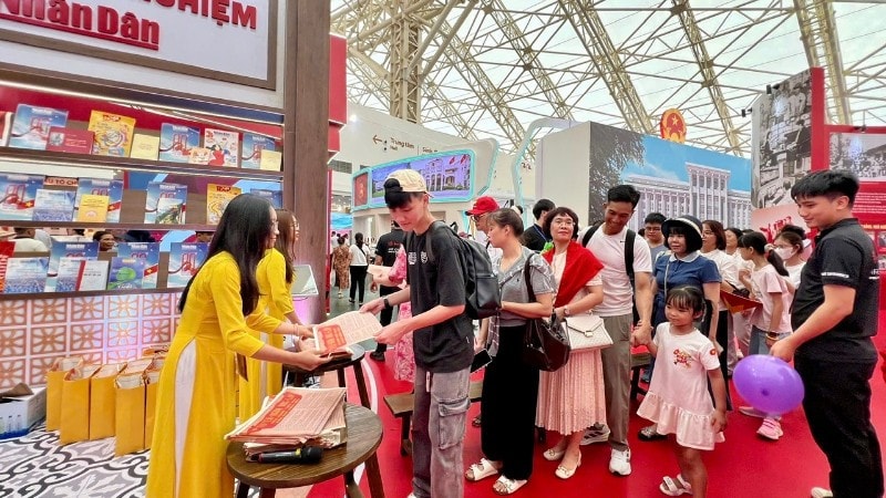 Công chúng xếp thành hàng dài để được nhận phụ san đặc biệt 2/9. (Ảnh: HỒNG DUYÊN) xep-hang-9815.jpg