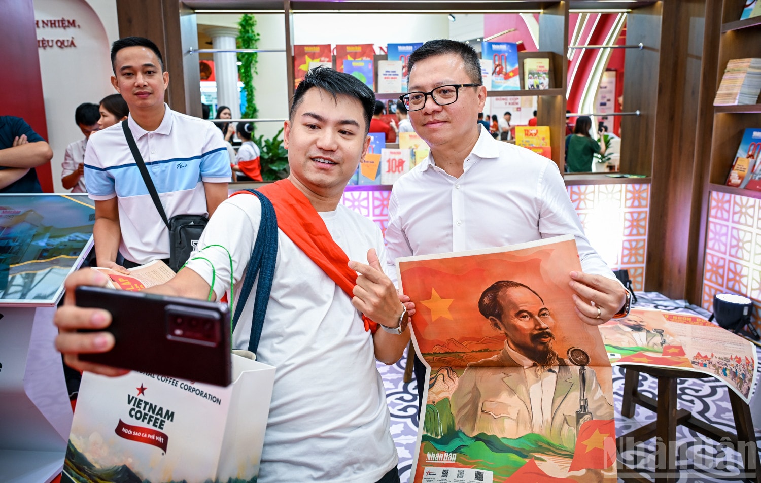 Các bạn trẻ đặc biệt quan tâm tới ấn phẩm này vì độc giả có thể tìm thấy rất nhiều “quà tặng số” đưa người dùng “xuyên không” trở lại thời khắc lịch sử của ngày 2/9 đúng 80 năm về trước, gồm trải nghiệm thực tế ảo tại Quảng trường Ba Đình, mô hình 3D kỳ đài Độc lập theo dạng thực tế ảo tăng cường (AR) cho phép người dùng “check-in” cùng kỳ đài ở bất cứ không gian nào, trải nghiệm nghe bản Tuyên ngôn Độc lập trên Spotify lẫn trên Tiktok. ndo_br_10.jpg