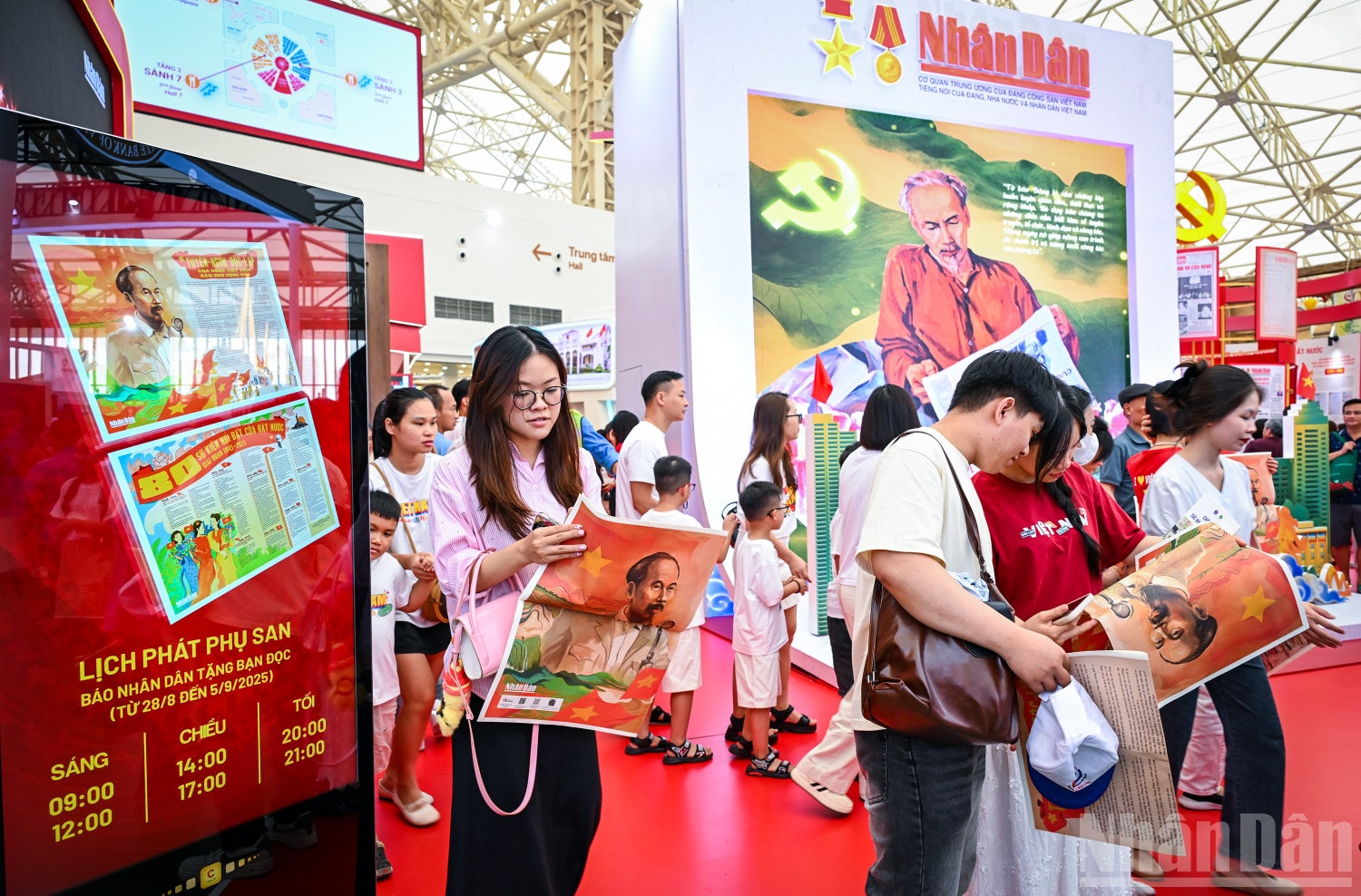 Lịch phát phụ san tại gian triển lãm Báo Nhân Dân (từ 9 giờ sáng đến 21 giờ tối). Triển lãm 80 năm Độc lập đã được kéo dài đến 15/9 nhằm đáp ứng nhu cầu, nguyện vọng và tạo điều kiện để nhân dân có thêm thời gian tham quan và trải nghiệm các hoạt động, sự kiện tại Triển lãm. ndo_br_13.jpg