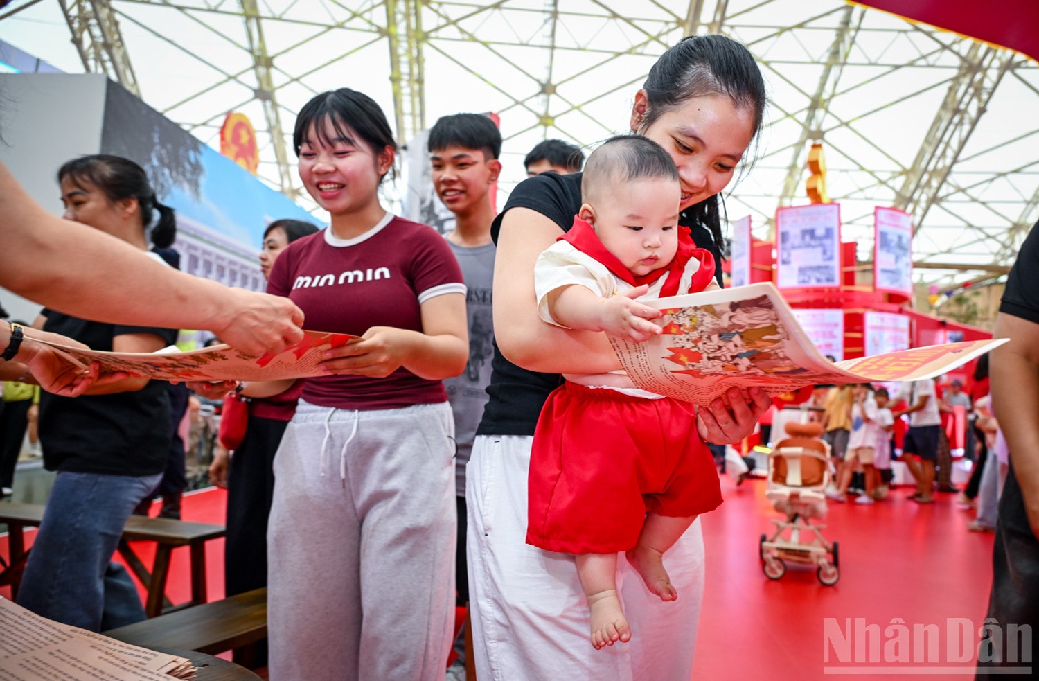 Niềm vui của một mẹ trẻ ôm con đi nhận ấn phẩm đặc biệt thú vị này. ndo_br_2.jpg