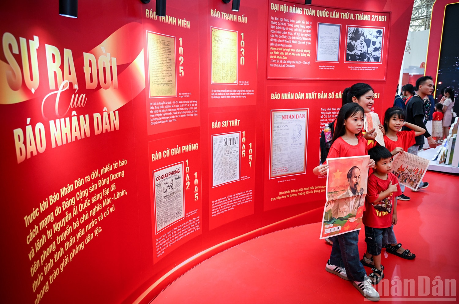 Ai ai cũng muốn check-in cùng phụ san đặc biệt Báo Nhân Dân bên cạnh không gian đỏ rực màu yêu nước của khu triển lãm. ndo_br_4.jpg