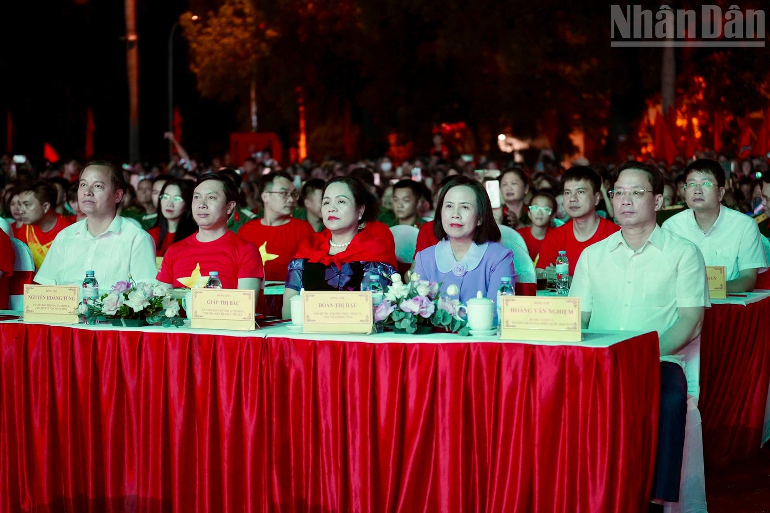 Các đồng chí lãnh đạo Tỉnh ủy, Hội đồng nhân dân, Ủy ban Mặt trận Tổ quốc Việt Nam tỉnh Lạng Sơn theo dõi chương trình. ndo_tr_img-0462.jpg