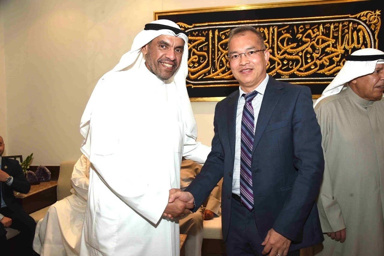Đại sứ Việt Nam tại Kuwait Nguyễn Đức Thắng và Bộ trưởng Ngoại giao Kuwait. (Ảnh: Đại sứ quán Việt Nam tại Kuwait) t5.jpg