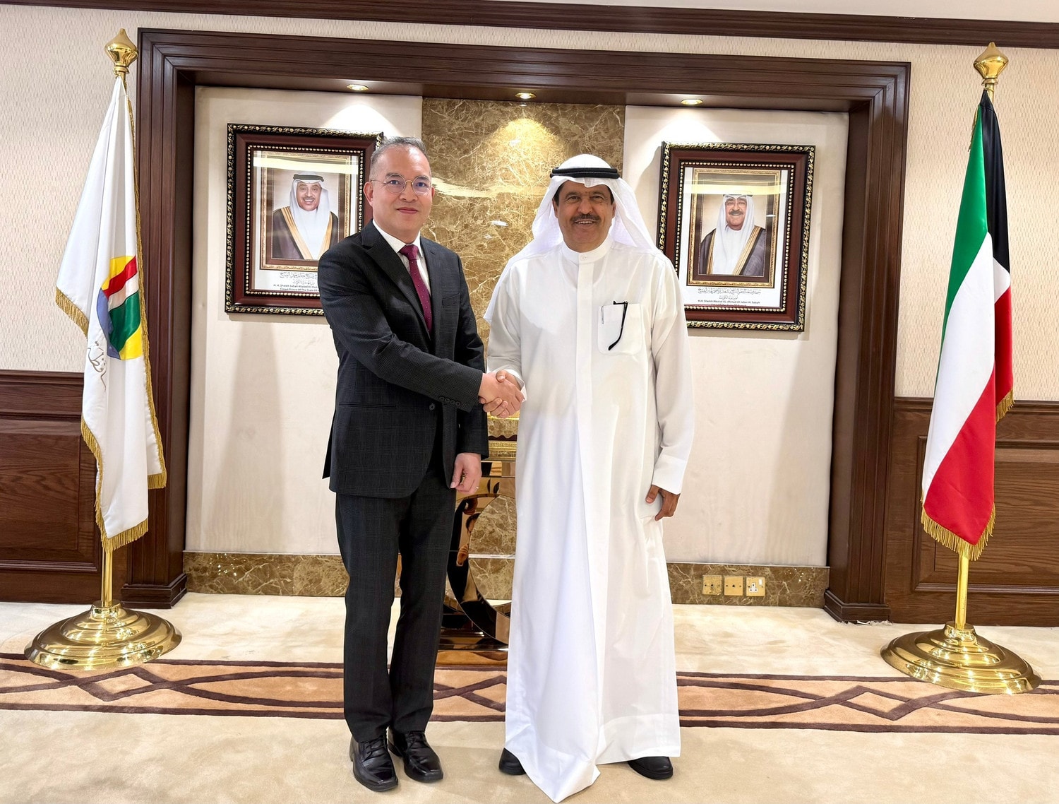 Đại sứ Nguyễn Đức Thắng và Thống đốc tỉnh Hawalli, Kuwait. (Ảnh: Đại sứ quán Việt Nam tại Kuwait) t2.jpg