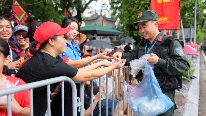 Các chiến sĩ Cảnh sát Cơ động phát thức ăn, nước uống miễn phí cho nhân dân. tai-xuong-1-3311.jpg