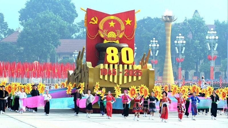 Biểu tượng 80 năm Cách mạng Tháng Tám và Quốc khánh nước Việt Nam tiến vào Lễ đài của Lễ kỷ niệm 80 năm Cách mạng Tháng Tám thành công và Quốc khánh Việt Nam. (Ảnh: Nhandan.vn)