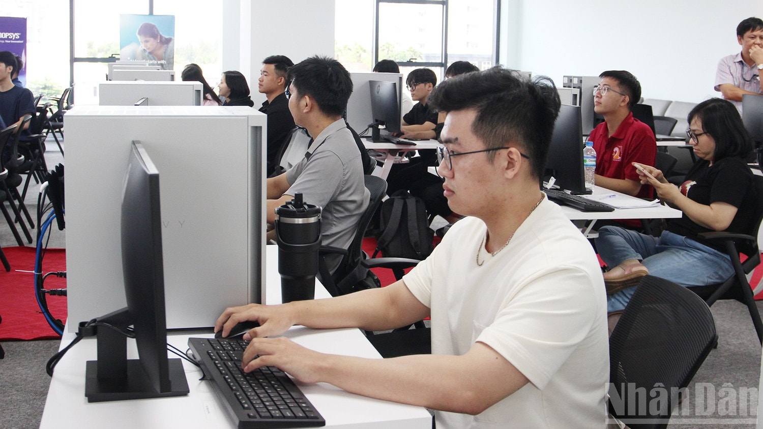 Các học viên tại lớp đào tạo thiết kế vi mạch VLSI-Physical Design. ndo_br_a4-2.jpg