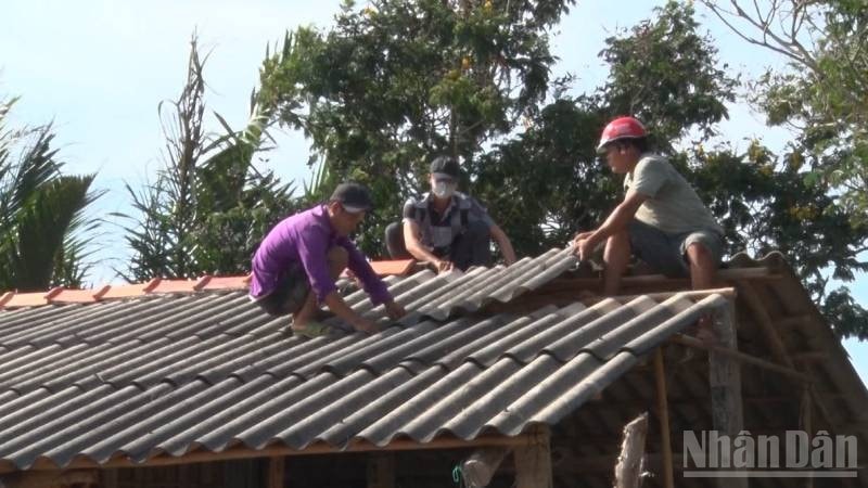 Gia đình ông T.V.T tình nguyện tháo dỡ nhà, bàn giao đất sau khi được Thượng tá Nhân vận động, thuyết phục. ndo_br_ong-tvt-tu-nguyen-thao-do-choi-va-giao-tra-dat.jpg