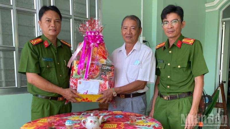 Thượng tá Cao Thành Nhân (trái) tặng quà cho nguyên lãnh đạo Công an huyện Thạnh Phú nhân kỷ niệm 80 năm Ngày truyền thống lực lượng Công an nhân dân. ndo_br_thuong-ta-cao-thanh-nhan-tham-tang-qua-nguyen-truong-cong-an-huyen-thanh-phu-nhan-ky-niem-80-nam-ngay-truyen-thong-luc-luong-cand.jpg