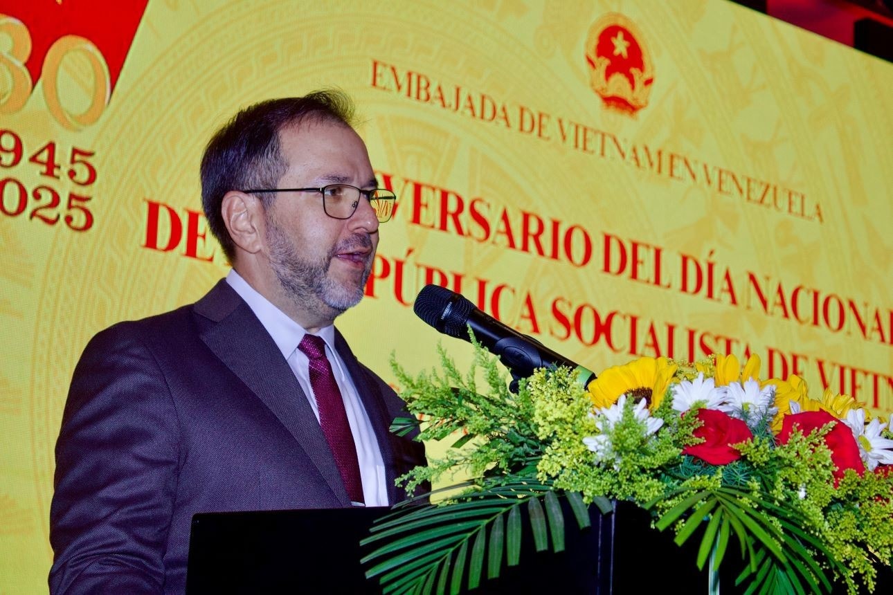 Bộ trưởng Ngoại giao Venezuela Yván Gil Pinto phát biểu tại tiệc chiêu đãi. (Ảnh: Đại sứ quán Việt Nam tại Venezuela) bo-truong-ngoai-giao-yvan-gil-phat-bieu-1.jpg