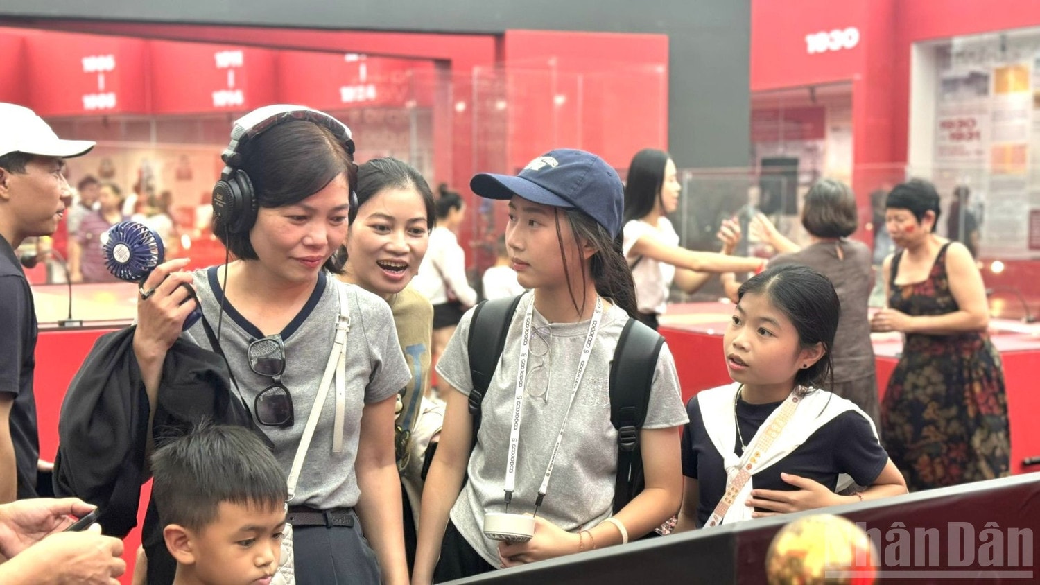 Người dân thích thú trải nghiệm nghe lại giọng đọc của Bác trên quảng trường Ba Đình lịch sử cách đây 80 năm. ndo_br_bhtbt3.jpg