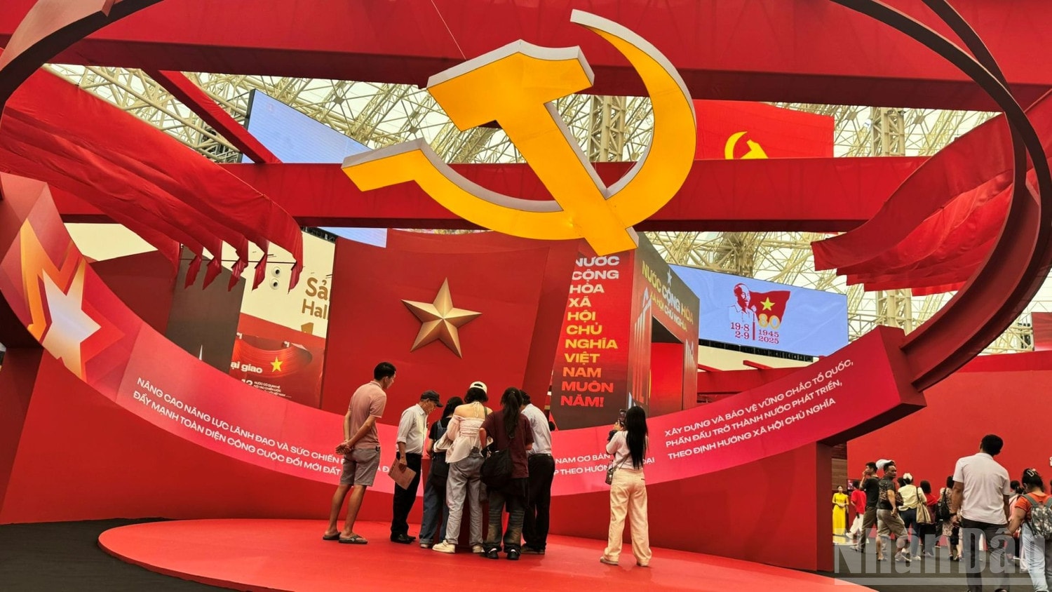 Tò mò tìm hiểu thông tin cũng như check-in tại những biểu tượng của Đảng và Nhà nước ta. ndo_br_bhtbt7.jpg