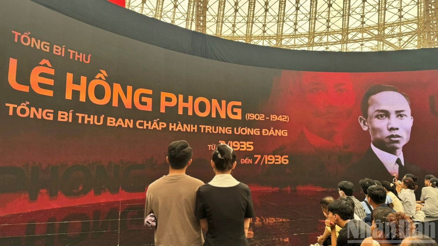 Chăm chú theo dõi các thông tin sống động trong khu giới thiệu 3D về Chủ tịch Hồ Chí Minh và Tổng Bí thư các thời kỳ. ndo_br_bhtbt6.jpg