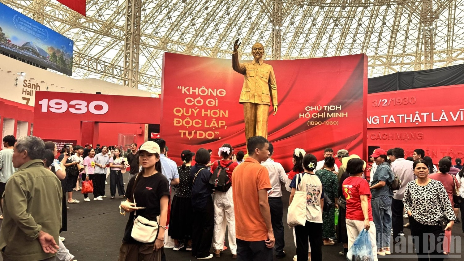 Chung quanh tượng đài Bác Hồ lúc nào cũng đông người dân tham quan, trải nghiệm. ndo_br_bhtbt1.jpg