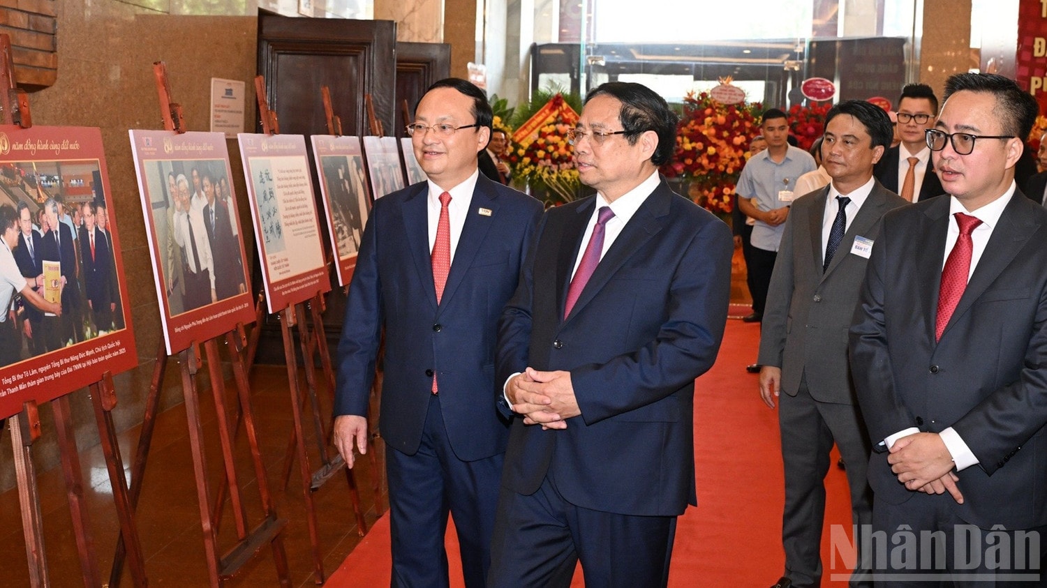 Thủ tướng Phạm Minh Chính xem triển lãm ảnh về quá trình xây dựng và trưởng thành của Đài Tiếng nói Việt Nam. (Ảnh: TRẦN HẢI) Thủ tướng Phạm Minh Chính xem triển lãm ảnh về quá trình xây dựng và trưởng thành của Đài Tiếng nói Việt Nam. (Ảnh: TRẦN HẢI)