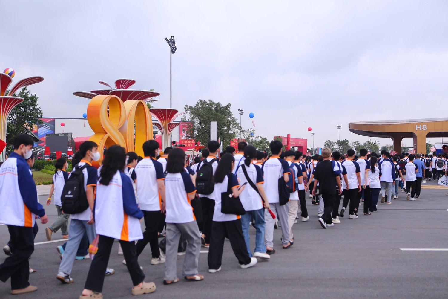 Hoạt động trải nghiệm này cũng là một điểm nhấn quan trọng trong chương trình chào mừng năm học mới, đồng thời hướng tới 80 năm thành lập Trường (15/11/1945-15/11/2025). trainghiemchuan2.jpg