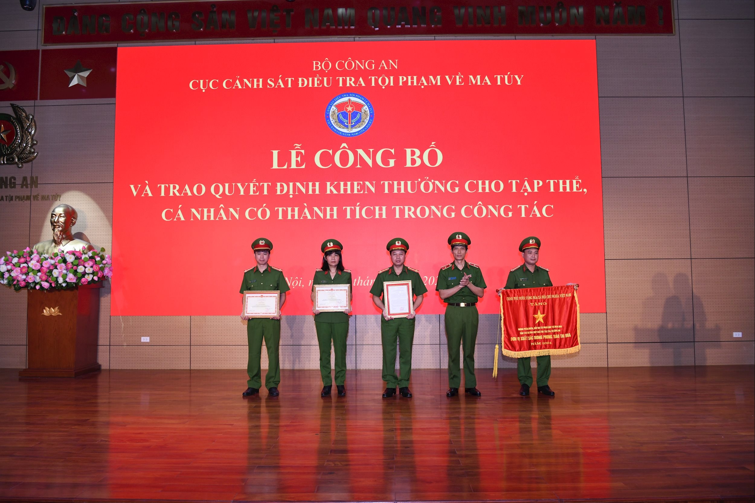 DSC_7719_Thừa ủy quyền của lãnh đạo các cấp, Thiếu tướng Ngô Thanh Bình, Cục trưởng Cục Cảnh sát điều tra tội phạm về ma túy trao Cờ Thi đua của Chính phủ cho Phòng 2 ( ngoài cùng bên phải)