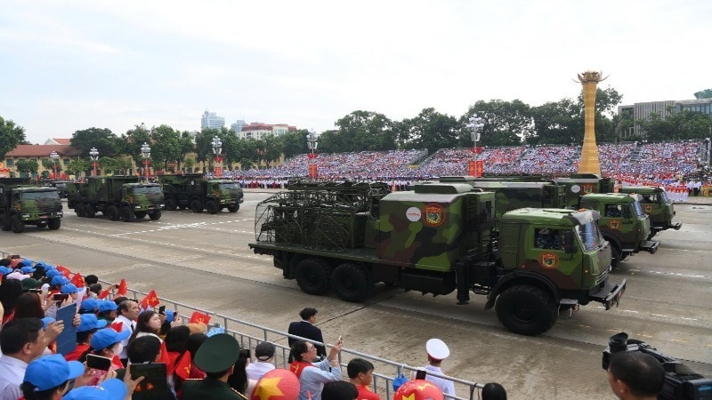 Ông Boviengkham Vongdara, Bộ trưởng Công nghệ và Truyền thông Lào đặc biệt ấn tượng và tự hào là Tập đoàn Viettel và các doanh nghiệp công nghiệp quốc phòng khác của Việt Nam đã sản xuất được nhiều loại trang thiết bị. (Ảnh: Báo Nhân Dân) viettel.jpg