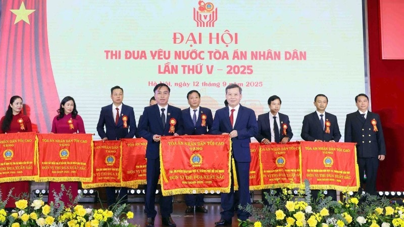Chánh án Tòa án nhân dân tối cao trao danh hiệu thi đua cho các tập thể. trao-co-3882-4951.jpg
