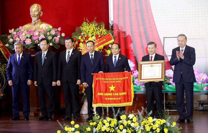 Tổng Bí thư Tô Lâm trao danh hiệu Anh hùng Lao động tặng Tòa án nhân dân tối cao. (Ảnh: ĐĂNG KHOA)