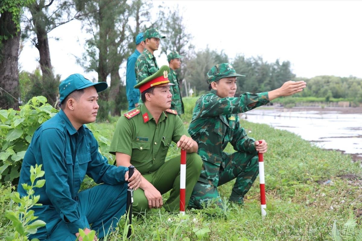 Để kịp thời phòng ngừa, phát hiện và xử lý tội phạm trên địa bàn biên giới biển, lực lượng Bộ đội Biên phòng Tiền Giang thường xuyên phối hợp với lực lượng Công an, Dân quân tự vệ tuần tra kiểm soát, kiểm soát địa bàn (5/2024). (Nguồn: TTXVN)