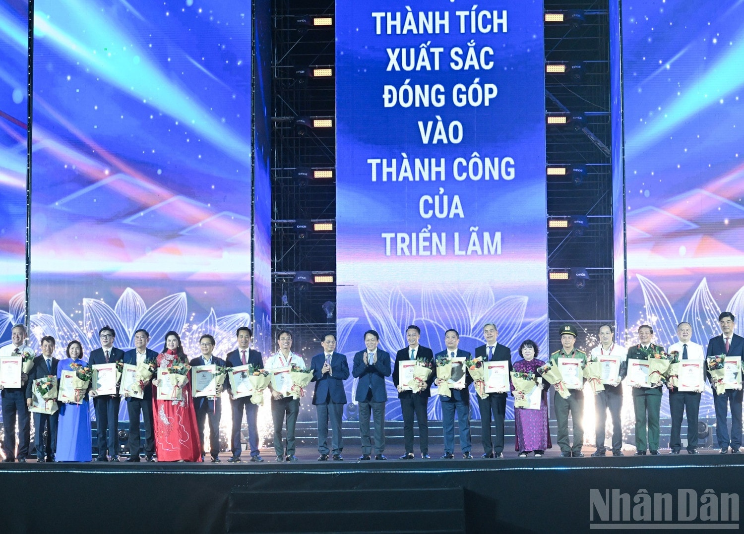 Bộ trưởng Công an Lương Tam Quang trao giải thưởng ndo_br_a7.jpg