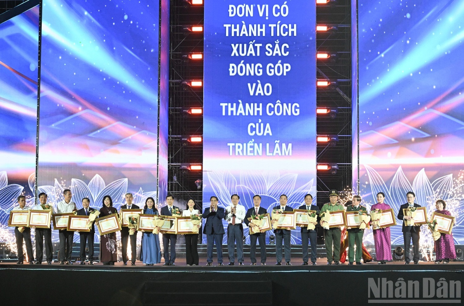 Thủ tướng Phạm Minh Chính và Trưởng Ban Nội chính Trung ương Phan Đình Trạc trao Bằng khen của Thủ tướng Chính phủ tặng các tập thể, cá nhân có thành tích xuất sắc. (Ảnh: TRẦN HẢI) ndo_br_a5.jpg