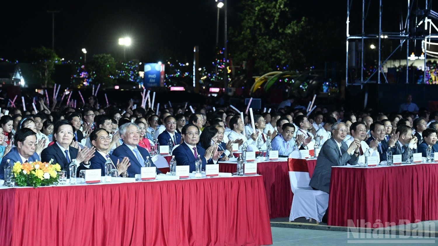 Thủ tướng Phạm Minh Chính và các đồng chí lãnh đạo, các đại biểu tham dự buổi lễ. (Ảnh: TRẦN HẢI) ndo_br_a2-5428-8062.jpg
