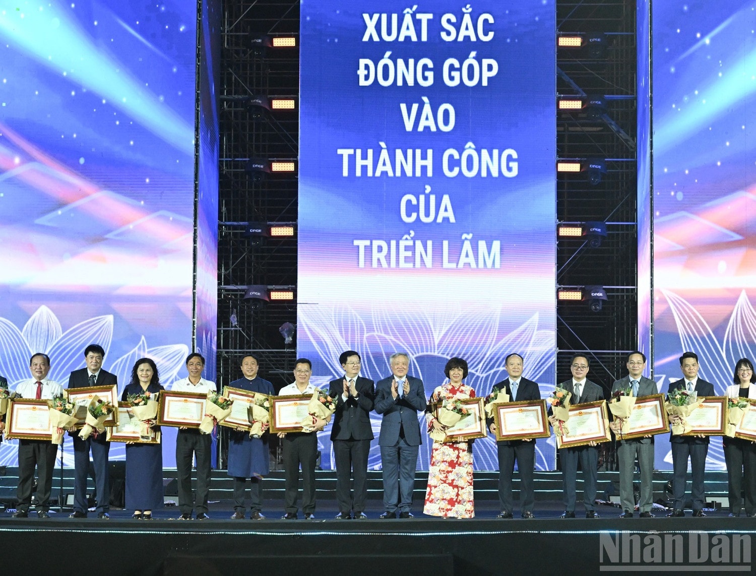 Phó Thủ tướng Thường trực Nguyễn Hòa Bình và Phó Thủ tướng Mai Văn Chính trao Bằng khen của Thủ tướng Chính phủ tặng các đơn vị, trong đó có Báo Nhân Dân, đã có thành tích xuất sắc trong công tác tổ chức và tham gia triển lãm. (Ảnh: TRẦN HẢI) ndo_br_a6.jpg