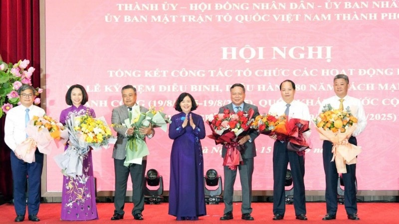 Bí thư Thành ủy Hà Nội Bùi Thị Minh Hoài tặng hoa chúc mừng các thành viên trong Ban tổ chức Lễ kỷ niệm của thành phố và các tiểu ban.