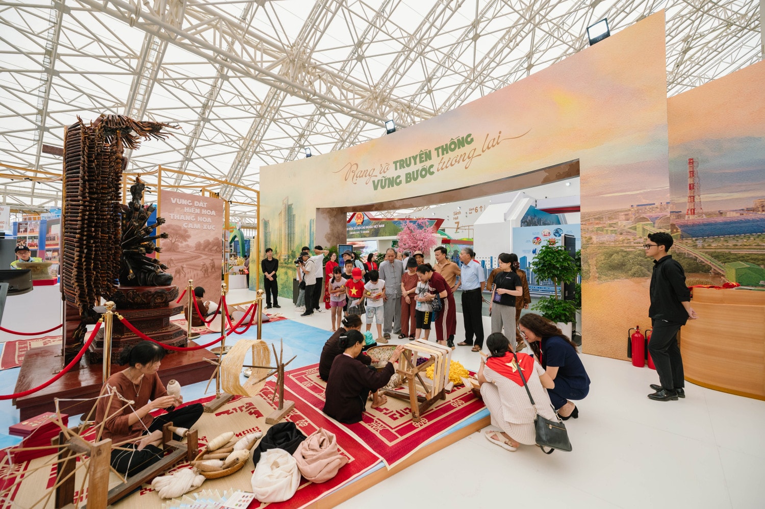 Toàn cảnh gian trưng bày Hưng Yên với thiết kế mở, kết hợp hài hòa truyền thống và hiện đại. anh-2.jpg
