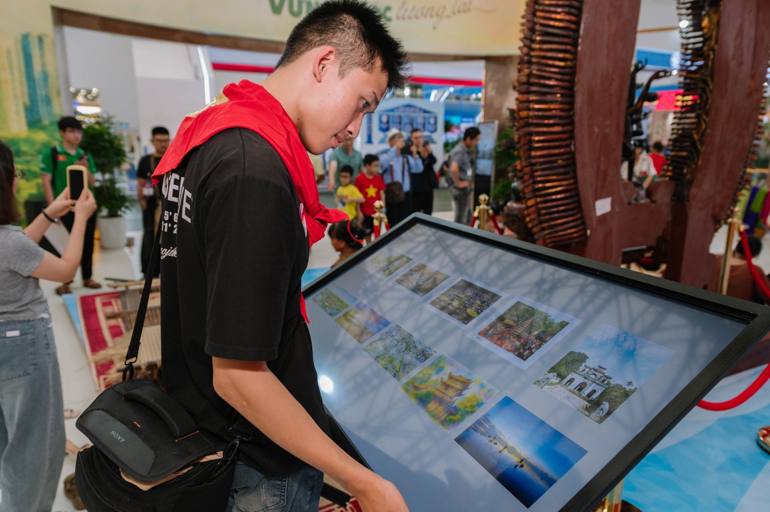 Khách tham quan trải nghiệm màn hình tương tác, khám phá các tư liệu về Hưng Yên. anh-12.jpg