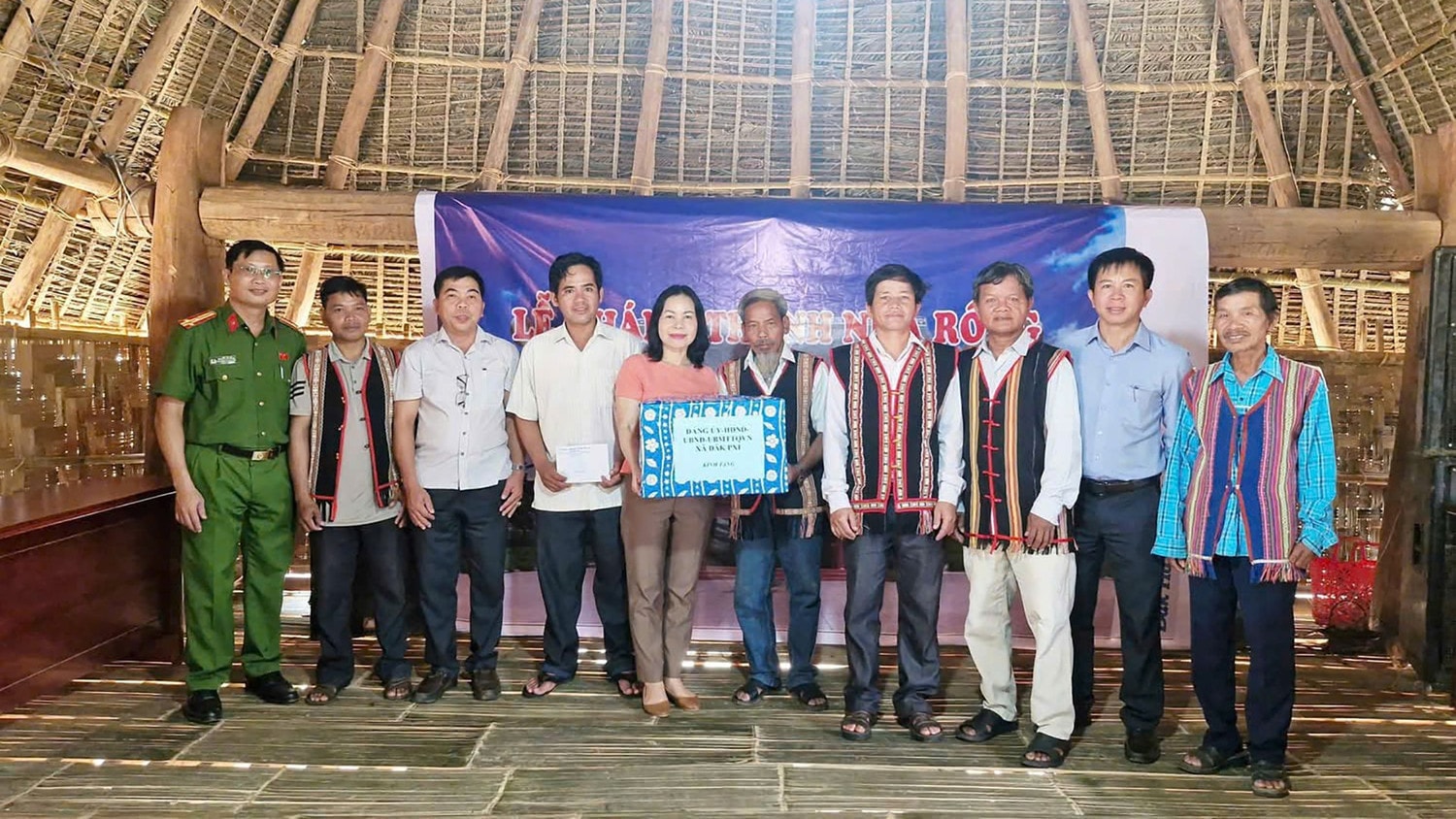 Thượng tá Nguyễn Bá Bằng Thực tham gia một hoạt động về công tác dân vận ở cơ sở. trao-qua-cho-nguoi-dan-xa-dak-pxi-1.jpg
