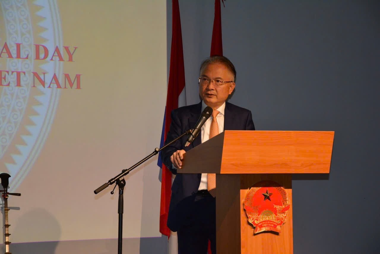 Đại sứ Ngô Hướng Nam phát biểu tại lễ kỷ niệm. (Ảnh: Đại sứ quán Việt Nam tại Hà Lan) ha-lan3.jpg