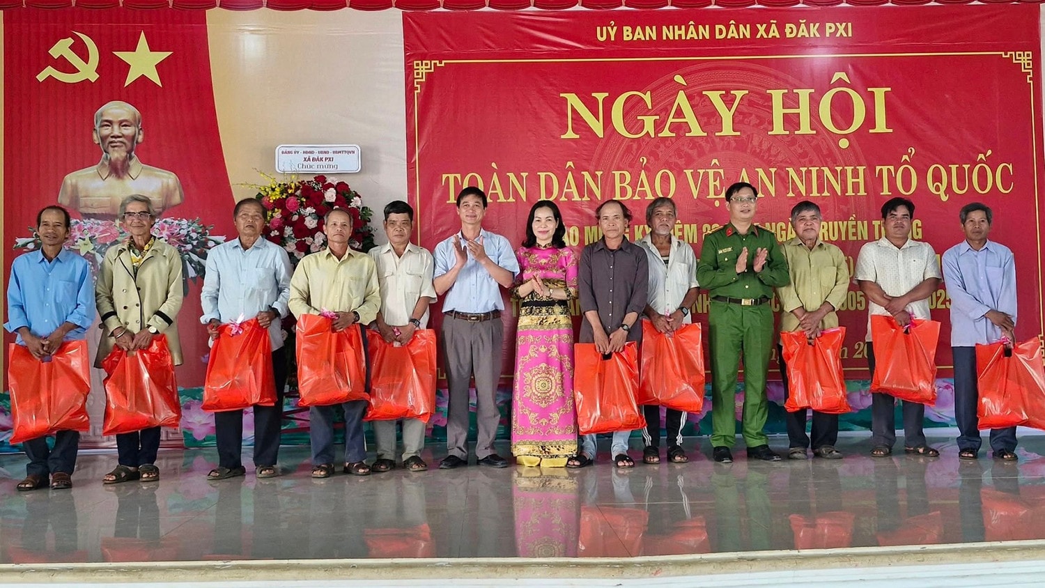 Thượng tá Nguyễn Bá Bằng Thực trong một hoạt động về bảo đảm an ninh trật tự ở cơ sở. trao-qua-cho-nguoi-dan-xa-dak-pxi.jpg