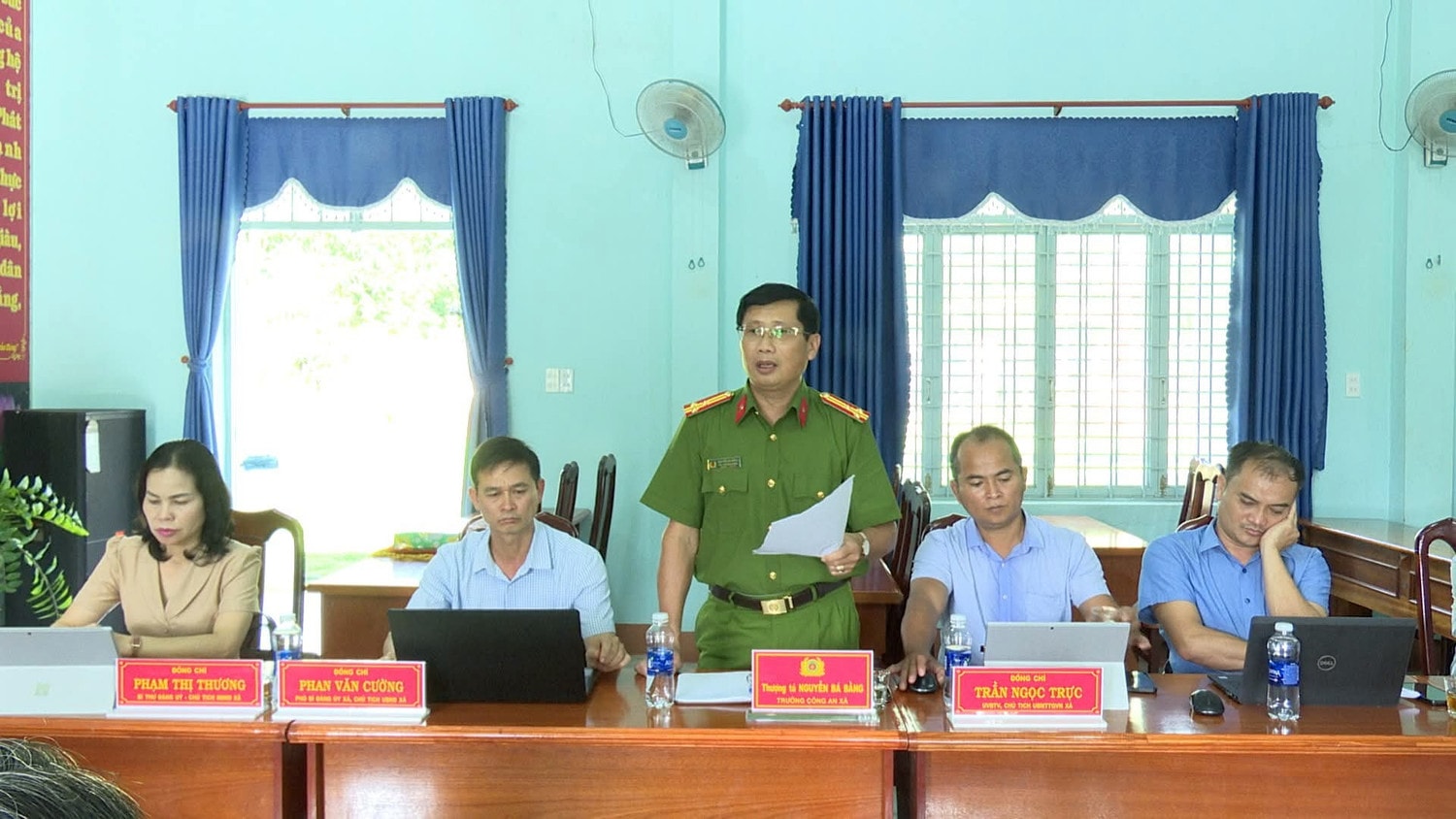 Thượng tá Nguyễn Bá Bằng, Trưởng Công an xã Đắk Pxi, trong một cuộc họp. truong-cong-an-xa-dakpxi-quang-ngai.jpg
