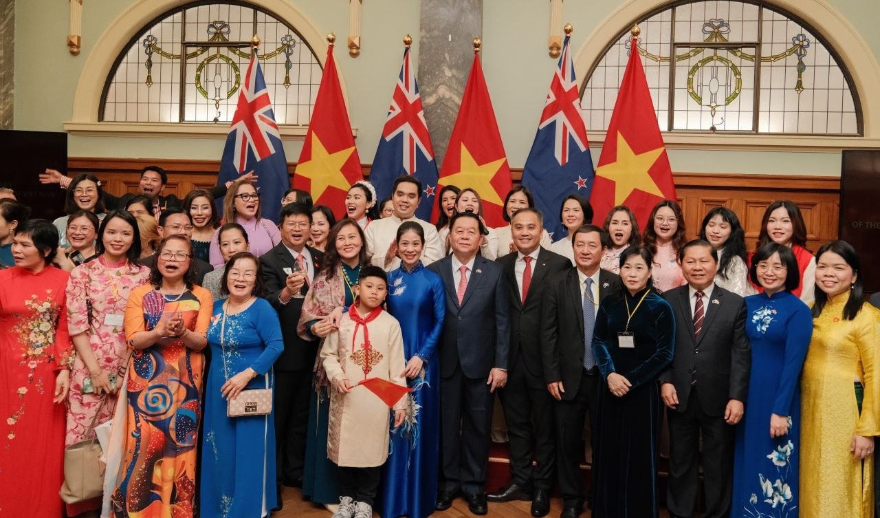 Đồng chí Nguyễn Trọng Nghĩa, Ủy viên Bộ Chính trị, Bí thư Trung ương Đảng, Trưởng Ban Tuyên giáo và Dân vận Trung ương chụp ảnh kỷ niệm với các đại biểu tham dự Lễ kỷ niệm. new1.jpg