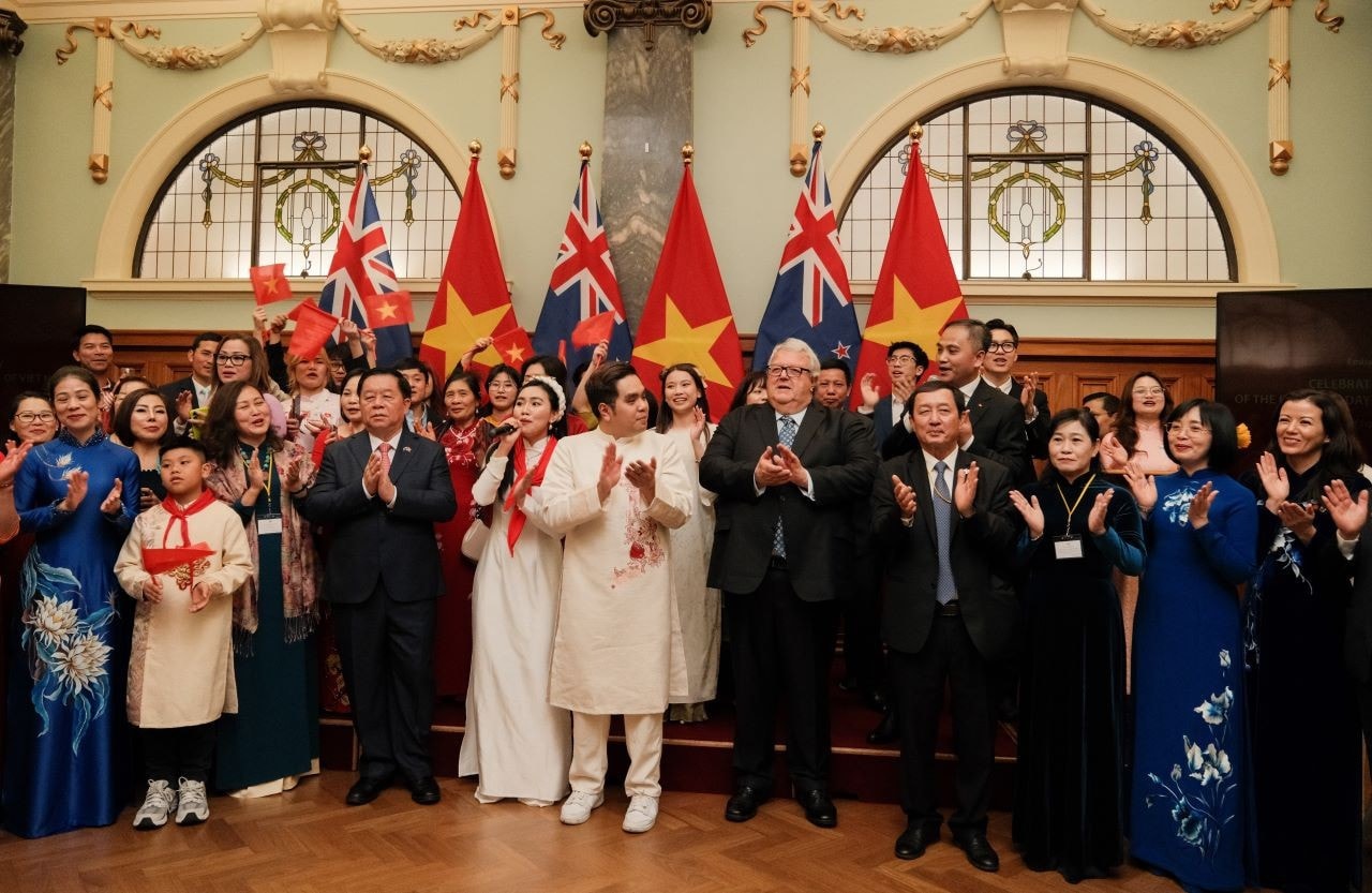 Các đại biểu giao lưu văn nghệ tại lễ kỷ niệm. new3.jpg