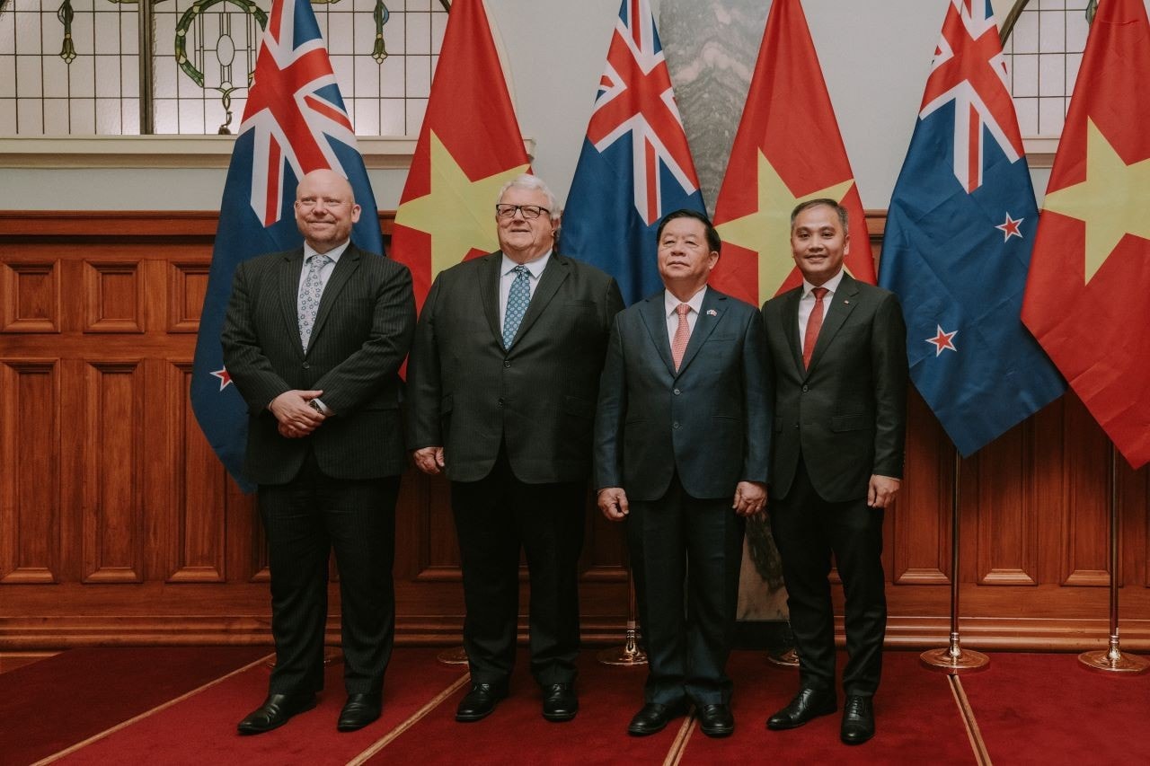 Chủ tịch Quốc hội New Zealand Gerry Brownlee và đồng chí Nguyễn Trọng Nghĩa, Trưởng Ban Tuyên giáo và Dân vận Trung ương (đứng giữa) chụp ảnh kỷ niệm với Đại sứ Phan Minh Giang và Thứ trưởng Ngoại giao Grahame Morton. dscf5331.jpg