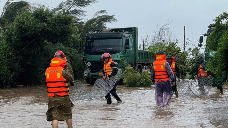 Lực lượng Công an tỉnh Ninh Bình triển khai quyết liệt các biện pháp phòng, chống, ứng phó, hỗ trợ, giúp đỡ nhân dân khắc phục hậu quả cơn bão số 10.