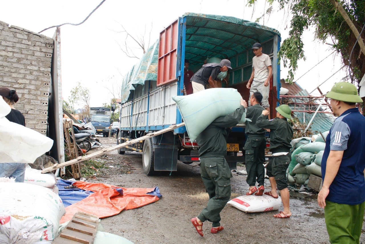 Hỗ trợ nhân dân sau bão. gen-h-z7067091864182-c19f00c79150b7ad83a29e0cbb690b4f.jpg