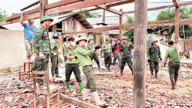 Cán bộ, chiến sĩ các đơn vị Công an tỉnh Bắc Kạn (cũ) hỗ trợ các hộ dân khắc phục hậu quả mưa lũ, ngày 22/5/2025. (Ảnh: NAM PHONG)