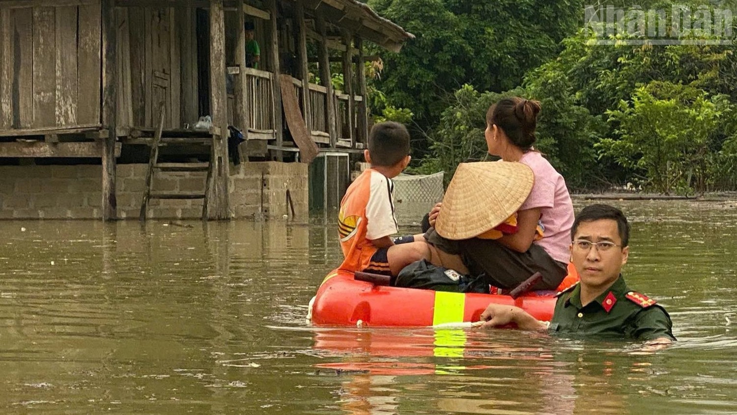 Lực lượng Công an Lạng Sơn luôn có mặt kịp thời để hỗ trợ nhân dân. ndo_tr_558156414-1111238761126179-1222462813496810260-n-817.jpg