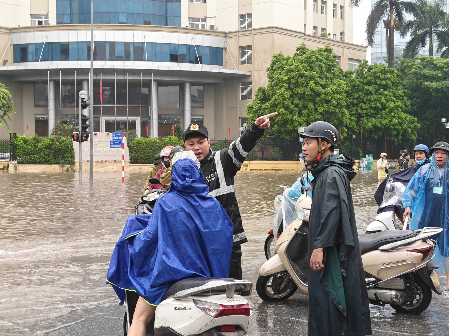 Người dân được hướng dẫn di chuyển các tuyến đường khác để hạn chế tắc nghẽn giao thông trong giờ cao điểm do mưa ngập. (Ảnh: QUỲNH LAN) z7089902769173-d67c5069f24e7e624168a0d050e13e9c.jpg