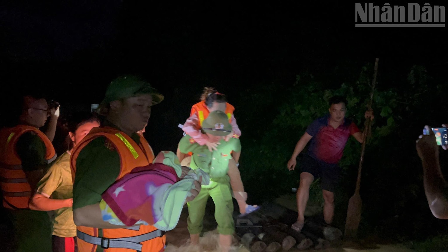 Công an xã Quốc Việt, tỉnh Lạng Sơn hỗ trợ đưa 1 trẻ sơ sinh hơn 1 tháng tuổi cùng 1 sản phụ ra khỏi vùng bị cô lập. ndo_tr_561586796-1111233491126706-1469488340686676751-n.jpg