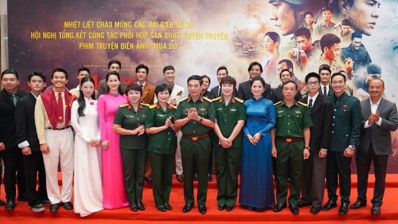 Đại tướng Phan Văn Giang chụp ảnh lưu niệm cùng tập thể lãnh đạo Điện ảnh Quân đội nhân dân và ê-kíp phim z7091769667471-dfc03885c61aa7c578d9d50c0d4bffb2-7337.jpg