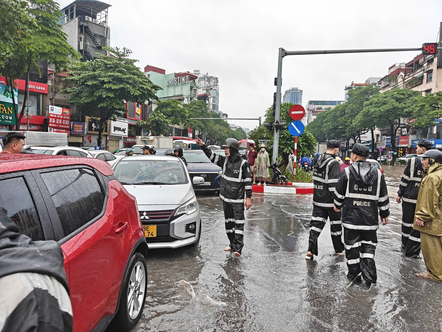 Cảnh sát Cơ động điều tiết, hướng dẫn giao thông cho người dân tại đường Trần Duy Hưng. (Ảnh: QUỲNH LAN) z7089902743441-1492aebf01bdf1e188c4c2b194e41351.jpg